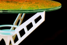 Tisch aus Edelstahl mit Crash-Glas